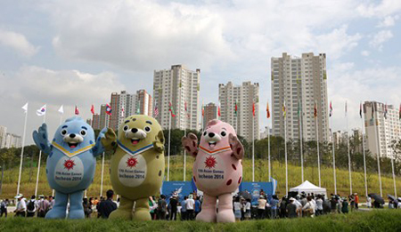 Làng VĐV tại Incheon (phía trước là linh vật Á vận hội- hình3 chú hải cẩu cách điệu).